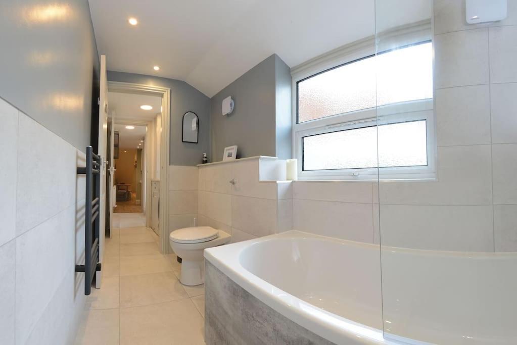Apartment West With Free Parking Whitby Luaran gambar