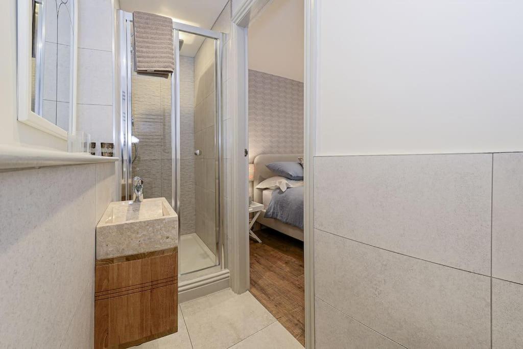 Apartment West With Free Parking Whitby Luaran gambar